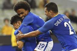Willian celebrando con sus compañeros uno de los tantos del partido.